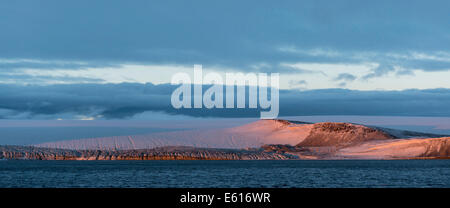 Montagne et glacier dans la lumière du soir, l'Hinlopenstretet, archipel du Svalbard, Svalbard et Jan Mayen (Norvège) Banque D'Images