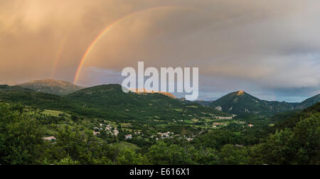 Arc-en-ciel après l'orage avec panorama sur la vallée de Castellane, Alpes de Haute-Provence, Provence-Alpes-Côte d&# 39;Azur Banque D'Images