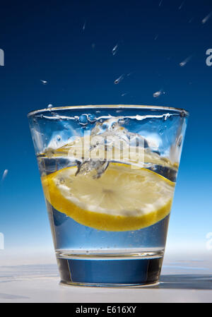 Tranche de citron dans un verre d'eau Banque D'Images