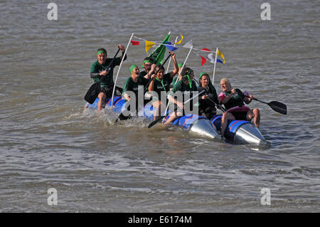 Swansea, Royaume-Uni. 10e Août, 2014. La RNLI annuel Mumbles Raft Race près de Swansea. Credit : Phil Rees/Alamy Live News Banque D'Images