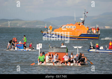 Swansea, Royaume-Uni. 10e Août, 2014. Poète gallois Dylan Thomas écrit à thème abri radeau prenant part à la course annuelle de RNLI Radeau Mumbles près de Swansea. Credit : Phil Rees/Alamy Live News Banque D'Images