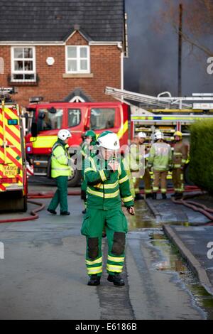 Un service d'Ambulance du Nord-ouest de l'équipe d'intervention en zone dangereuse (HART) coopératives d'assiste à un incendie majeur à Crewe, Cheshire. Banque D'Images