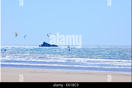 Essaouira,mer,sun,Planche à voile,les marcheurs,Chameau,plus venteux Ville en Afrique,Paul Street,Voyages et photographe de paysage,Maroc Banque D'Images