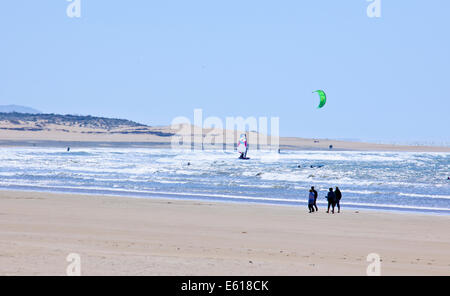 Essaouira,mer,sun,Planche à voile,les marcheurs,Chameau,plus venteux Ville en Afrique,Paul Street,Voyages et photographe de paysage,Maroc Banque D'Images