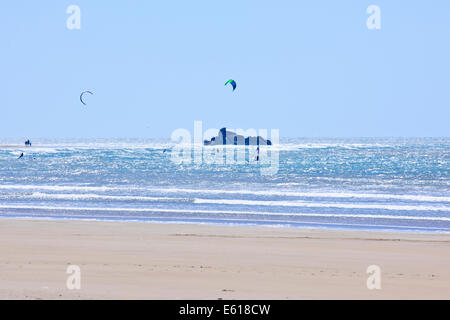 Essaouira,mer,sun,Planche à voile,les marcheurs,Chameau,plus venteux Ville en Afrique,Paul Street,Voyages et photographe de paysage,Maroc Banque D'Images