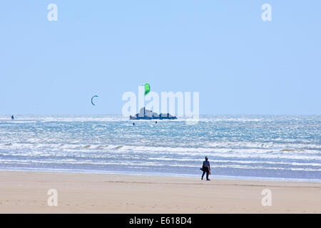 Essaouira,mer,sun,Planche à voile,les marcheurs,Chameau,plus venteux Ville en Afrique,Paul Street,Voyages et photographe de paysage,Maroc Banque D'Images