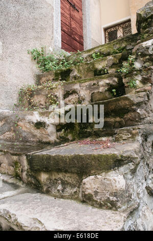 Vieux escaliers de pierre menant à une habitation Banque D'Images