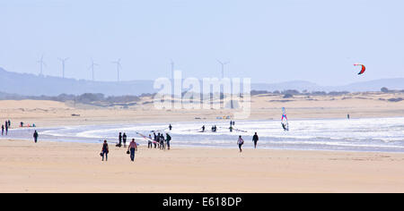 Essaouira,mer,sun,Planche à voile,les marcheurs,Chameau,plus venteux Ville en Afrique,Paul Street,Voyages et photographe de paysage,Maroc Banque D'Images