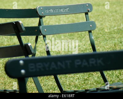 New York City, USA. 28 Juin, 2014. Chaises de jardin avec l'écriture 'Bryant Park' sont représentés dans Bryant Park à New York City, USA, 28 juin 2014. Le parc est situé dans le centre de Manhattan. Le parc est une destination touristique importante et populaire auprès des touristes et des habitants. Photo : Alexandra Schuler/DPA - ATTENTION ! Pas de fil - SERVICE/dpa/Alamy Live News Banque D'Images