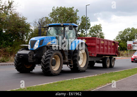 Tracteur New Holland T7050 le transport du grain, Warwickshire, UK Banque D'Images