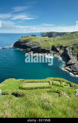 La vue nord de Château de Tintagel reste Cornouailles du Nord. Banque D'Images