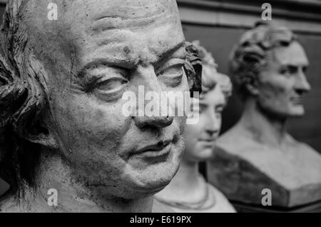 Sculptures par Pierre-Jean David ou David d'Angers, dans la galerie David d'Angers, partie du Musée des Beaux-Arts d'Angers Banque D'Images