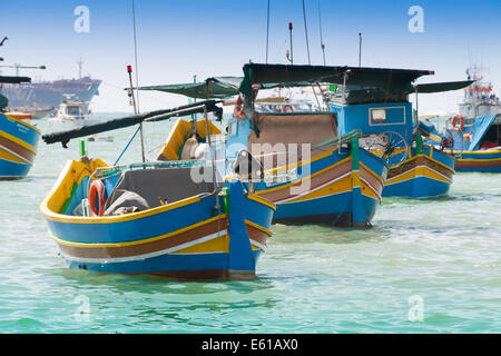 Bateau de pêche traditionnel (luzzu) à Marsaxlokk, un village de pêcheurs situé dans la partie sud-est de Malte. Banque D'Images