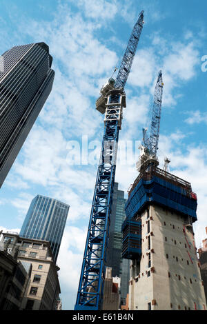 Vue verticale de grues et de base à la construction de bâtiments sur le site de Pinnacle Bishopsgate dans la ville de London UK KATHY DEWITT Banque D'Images