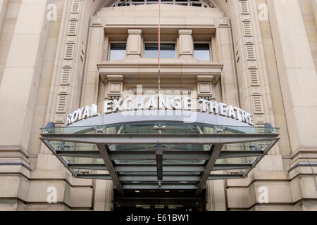 Inscrivez le nom au-dessus de la porte d'entrée à Royal Exchange Theatre de Manchester, Angleterre, Royaume-Uni, Angleterre Banque D'Images