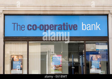 La Co-operative Bank signe au-dessus de la fenêtre. Manchester, Angleterre, Royaume-Uni, Angleterre Banque D'Images