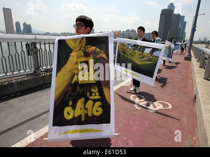 Séoul, Corée du Sud. 11e Août, 2014. Les photographes et les artistes sud-coréens mars à quartier du centre-ville à la mémoire des victimes de la catastrophe Sewol ferry à Séoul, Corée du Sud, le 11 août, 2014. Source : Xinhua/Alamy Live News Banque D'Images