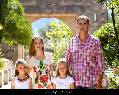 Barealic Majorque, Iles Canaries, Espagne. 11e Août, 2014. Le roi espagnol Felipe, Letizia Queen (2L), La Princesse Leonor et Princess Sofia (L) durant leur visite au Raixa country house à Bunyola Mallorca dans Barealic, Îles Canaries, Espagne, le 11 août 2014. La famille royale passe ses vacances d'été à Majorque. Dpa : Crédit photo alliance/Alamy Live News Banque D'Images