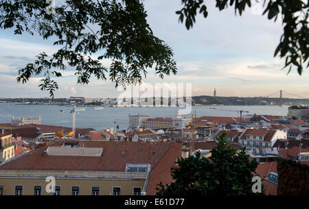 Lisbonne, Portugal. 24 Juin, 2014. Le paysage urbain de Lisbonne, Portugal, 24 juin 2014. Le Tage, le plus long fleuve de la Péninsule Ibérique, peut être vu dans l'arrière-plan. Photo : TIM BRAKEMEIER/DPA/Alamy Live News Banque D'Images