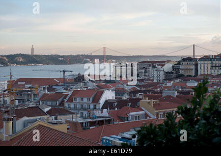 Lisbonne, Portugal. 24 Juin, 2014. Le paysage urbain de Lisbonne, Portugal, 24 juin 2014. Le Tage, le plus long fleuve de la Péninsule Ibérique, peut être vu dans l'arrière-plan. Photo : TIM BRAKEMEIER/DPA/Alamy Live News Banque D'Images