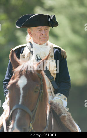 Un historique de la reconstitution médiévale joue le Général George Washington à cheval lors d'un événement dans le Massachusetts, USA. Banque D'Images