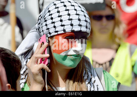 Jeune femme avec visage peint aux couleurs du drapeau palestinien au mois de mars pour Gaza, Londres, 9 août 2014 Banque D'Images