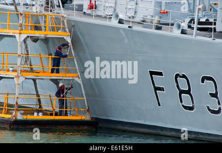 Peinture peintre Gris cuirassé navire HMS St Albans frégate Type 23 Banque D'Images