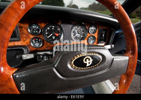 Volant en bois et d'un tableau de bord 1981 Jaguar Daimler sovereign 4.2 Voiture de luxe britannique Banque D'Images