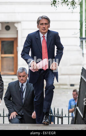 Downing Street, London, UK. 11 août 2014. Le Secrétaire aux affaires étrangères Philip Hammond arrive à Downing Street à la présidence de la réunion d'urgence du gouvernement COBRA pour discuter de la crise en Iraq. Credit : Lee Thomas/Alamy Live News Banque D'Images