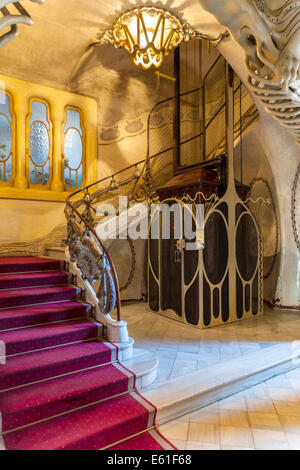 Escalier dans Casa Sayrach la dernière maison moderniste de Barcelone construit par Manuel Sayrach i Carreras entre 1915-1918. JMH6337 Banque D'Images