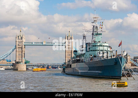 Tower Bridge et HMS Belfast warship sur la Tamise Londres Angleterre Royaume-uni vu depuis un bateau sur la rivière. JMH6341 Banque D'Images