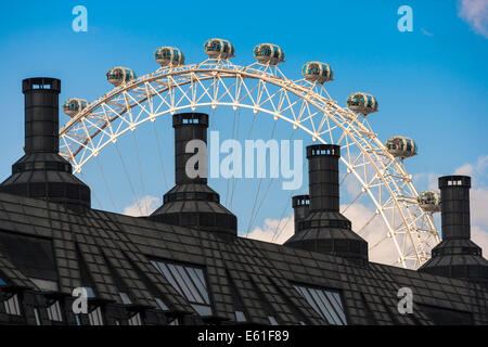 Le London Eye ou Millenium Wheel sur la rive sud de la Tamise à Londres Angleterre Royaume-uni vu à travers un toit. JMH6352 Banque D'Images