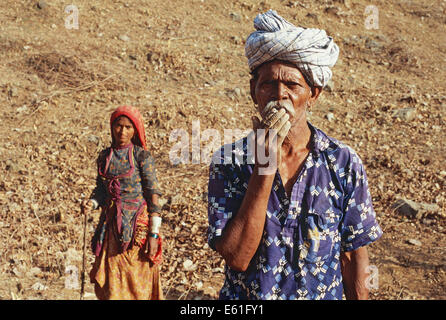 Garasia Couple appartenant à la tribu. L'homme est un 'fumeurs' bidi ( la cigarette traditionnelle indienne) (Inde) Banque D'Images