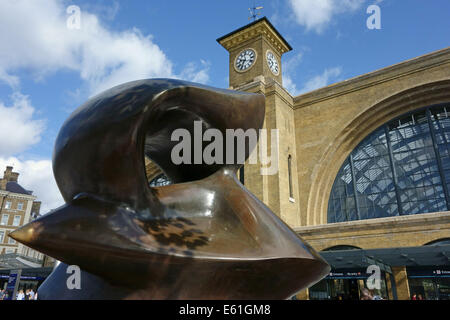 Henry Moore sculpture 'gros morceau de fusée" (bronze, 1974) à l'extérieur de la gare de King's Cross, Londres Banque D'Images