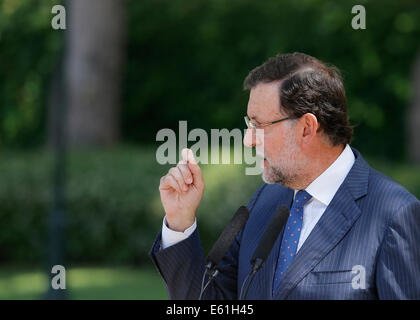 Le premier ministre Espagnol Mariano Rajoy gestes lors d'une conférence de presse après avoir rencontré le roi Felipe au palais de Marivent en Majorque Banque D'Images