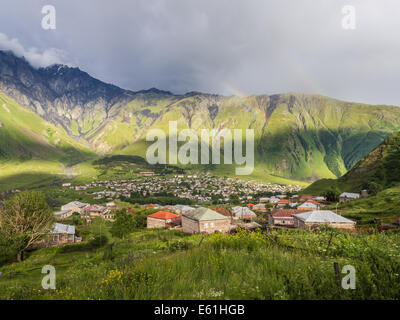 Stepantsminda (Kazbegi) autrefois en Géorgie, Caucase, en fin de soirée. Banque D'Images