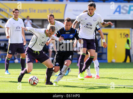 Paderborn's Marvin Bakalorz (C) et d'Everton's Tony Hibbert (L) et Muhamed BESIC en action au cours de la test-match de soccer entre SC Paderborn et FC Everton chez Benteler Arena de Paderborn, Allemagne, 09 août 2014. Photo : Christian Weische/dpa Banque D'Images