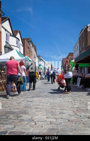 Vue vers le haut de la Grand-rue à Guildford le jour du marché. Banque D'Images