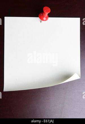 Seul du papier Remarque vierge attaché à un mur noir Banque D'Images