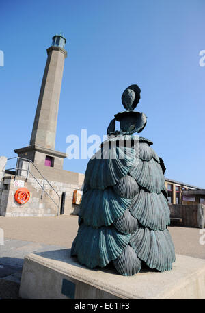 Margate Kent UK - le phare et la sculpture de femme en coquille sur le bras du port Banque D'Images