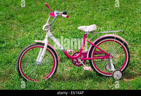 La belle location couleur rose vif pour la fille. Est sur une pelouse avec une herbe verte. Banque D'Images