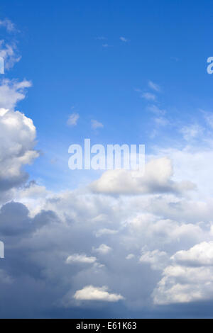 Ciel bleu et nuages moelleux, peut être utilisé comme arrière-plan Banque D'Images