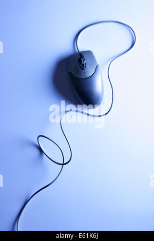 Souris optique avec cordon long tonique en bleu Banque D'Images