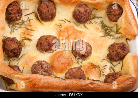 Des boulettes de viande cuites dans yorkshire pudding au romarin Banque D'Images