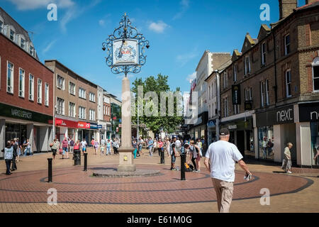 Le centre-ville de Chelmsford zone piétonne commerçante High Street. Banque D'Images