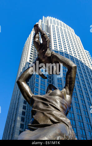 L'un des 'sculptures' sur la place à l'intersection de Tryon St & Trade St avec Bank of America Tower derrière, Charlotte, NC, USA Banque D'Images