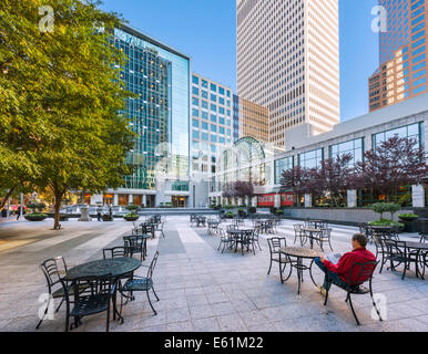 La Plaza à deux Wells Fargo Center dans le centre-ville de Charlotte, Caroline du Nord, États-Unis Banque D'Images