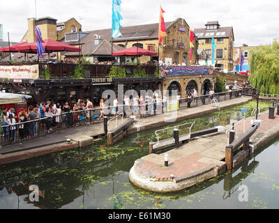 Vue plongeante sur Camden Lock sur le Regents Canal à Londres UK Banque D'Images