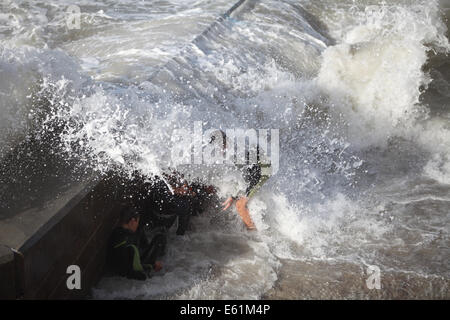 Newquay, Cornwall, UK. 10e Août, 2014. Météo : Les restes de l'ouragan Bertha a frappé la côte de Cornouailles provoquant une mer difficile et de hautes vagues. Les jeunes et les vieux profiter de la haute mer. Credit : Nicholas Burningham/Alamy Live News Banque D'Images