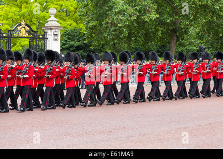 Grenadier foot Guards of the Queen's Guard marchant sur le Mall à Londres pendant le Trooping the Color Parade, Londres, Angleterre, Royaume-Uni Banque D'Images